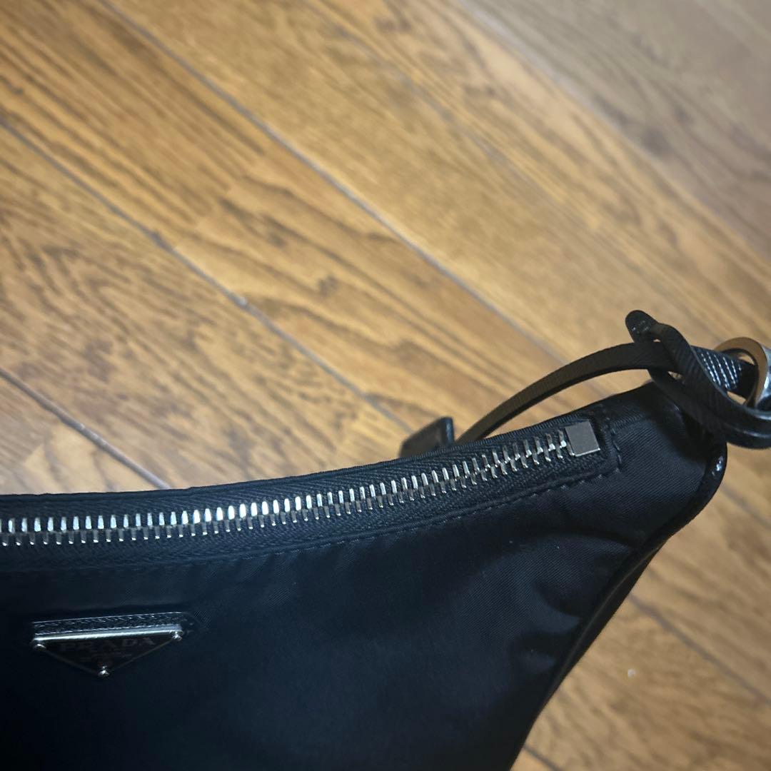 PRADA re-edition ブラック ショルダーバッグ
