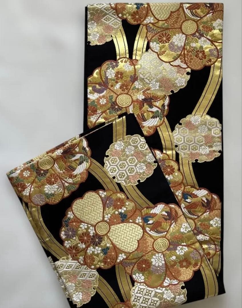 豪華な帯 成人式向け袋帯 黒地に金糸銀糸を使った豪華な