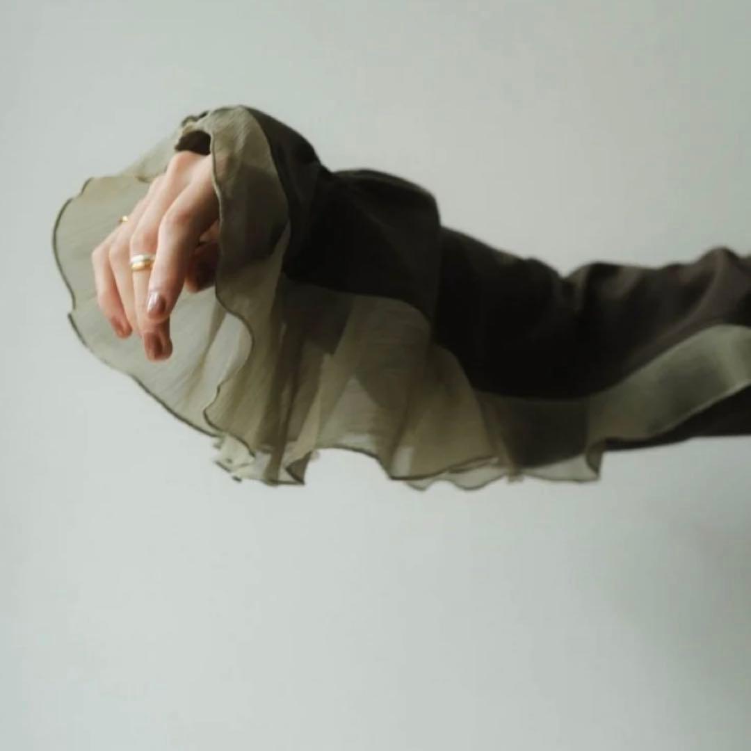 クヌースマーフ フリルスリーブワンピース カーキ Sサイズ