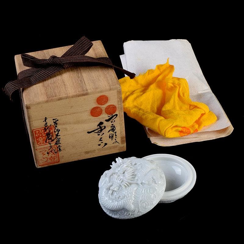 茶道具　平戸焼　十五代　中里茂右ェ門作　白磁雲龍彫　香合　共布共箱　V　8911 茶道具 平戸焼 十五代 中里茂右ェ門作 白磁雲龍彫 香合