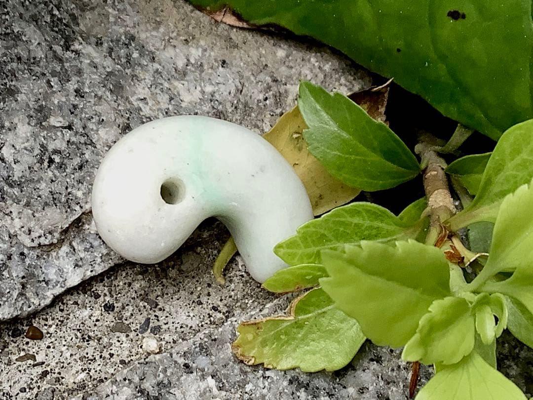 ✳綺麗な淡い緑入り 糸魚川翡翠勾玉 本物の守護石 お守りにお