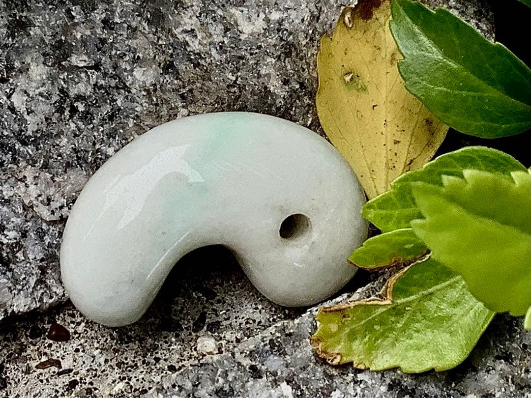 ✳綺麗な淡い緑入り 糸魚川翡翠勾玉 本物の守護石 お守りにお