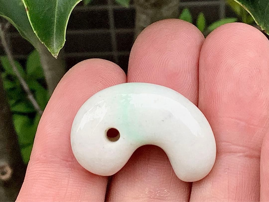 ✳綺麗な淡い緑入り 糸魚川翡翠勾玉 本物の守護石 お守りにお