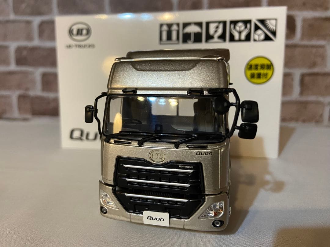 1/43 UDトラックス トラクターヘッド&セミトレーラーセット