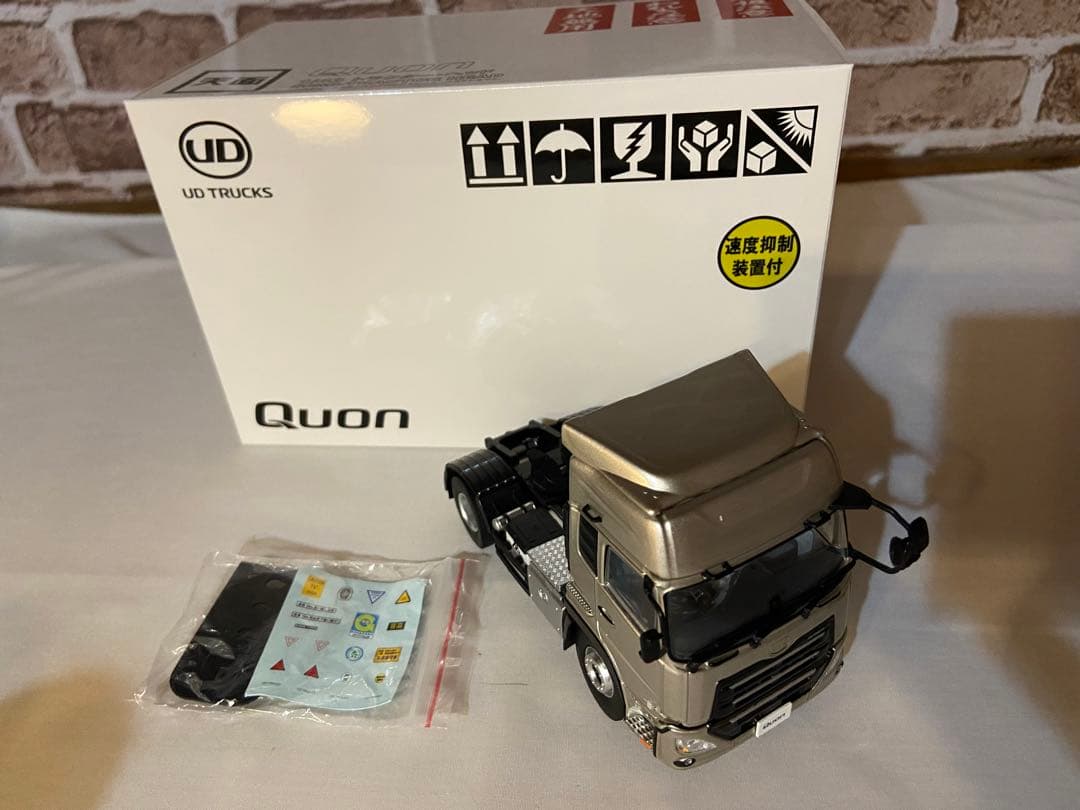 1/43 UDトラックス トラクターヘッド&セミトレーラーセット