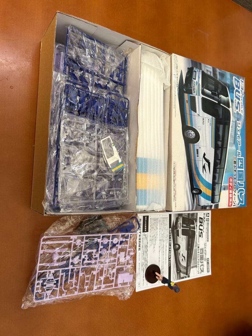1/32 ジェイアール四国バス プラモデルボディ塗装済 +バスガールおまけ