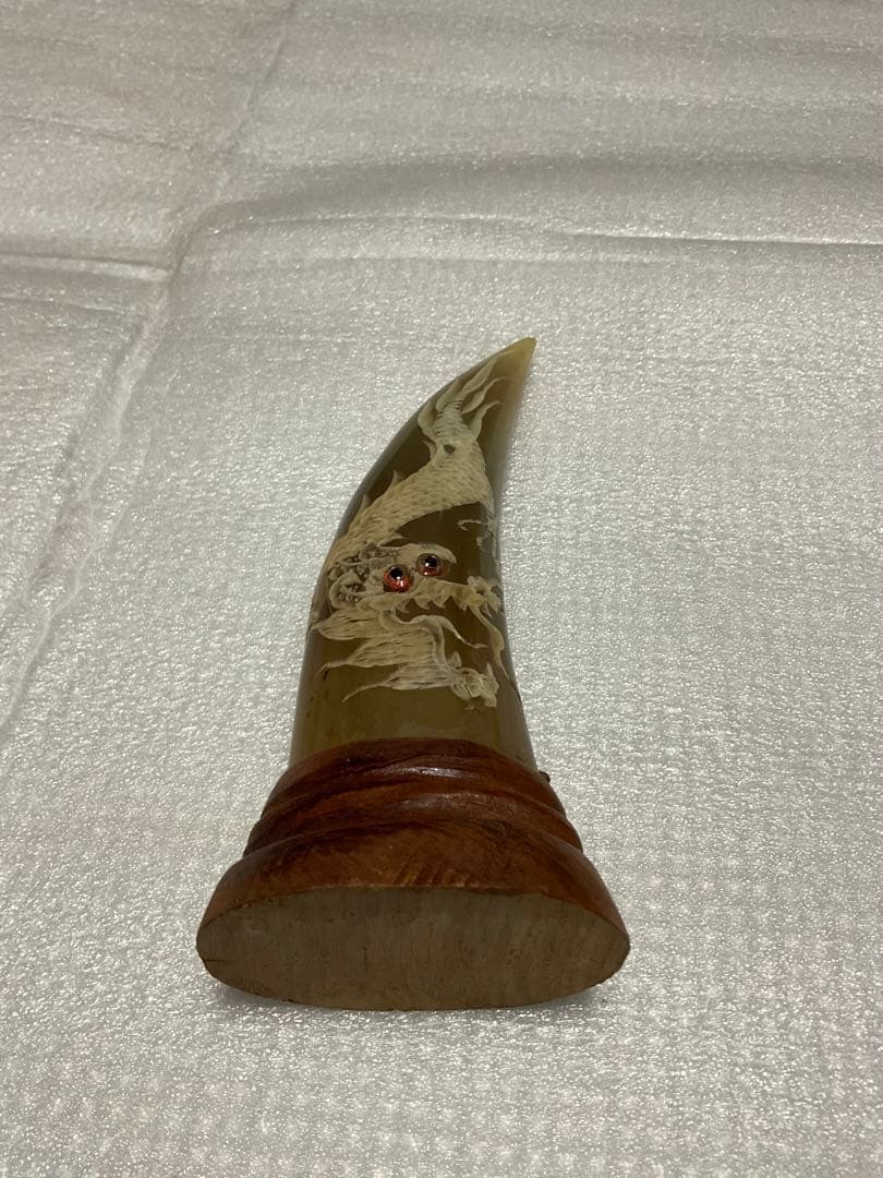 水牛の角の彫物 置物。台座は木製。【角にはドラゴンが彫られ