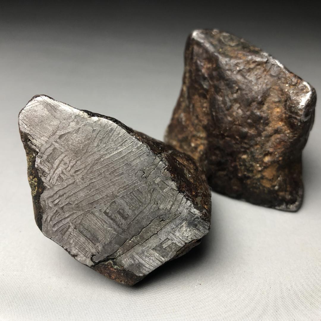 アルタイ隕石 丸ごとカット鉄隕石 外皮付き隕石 原石 重さ約463g