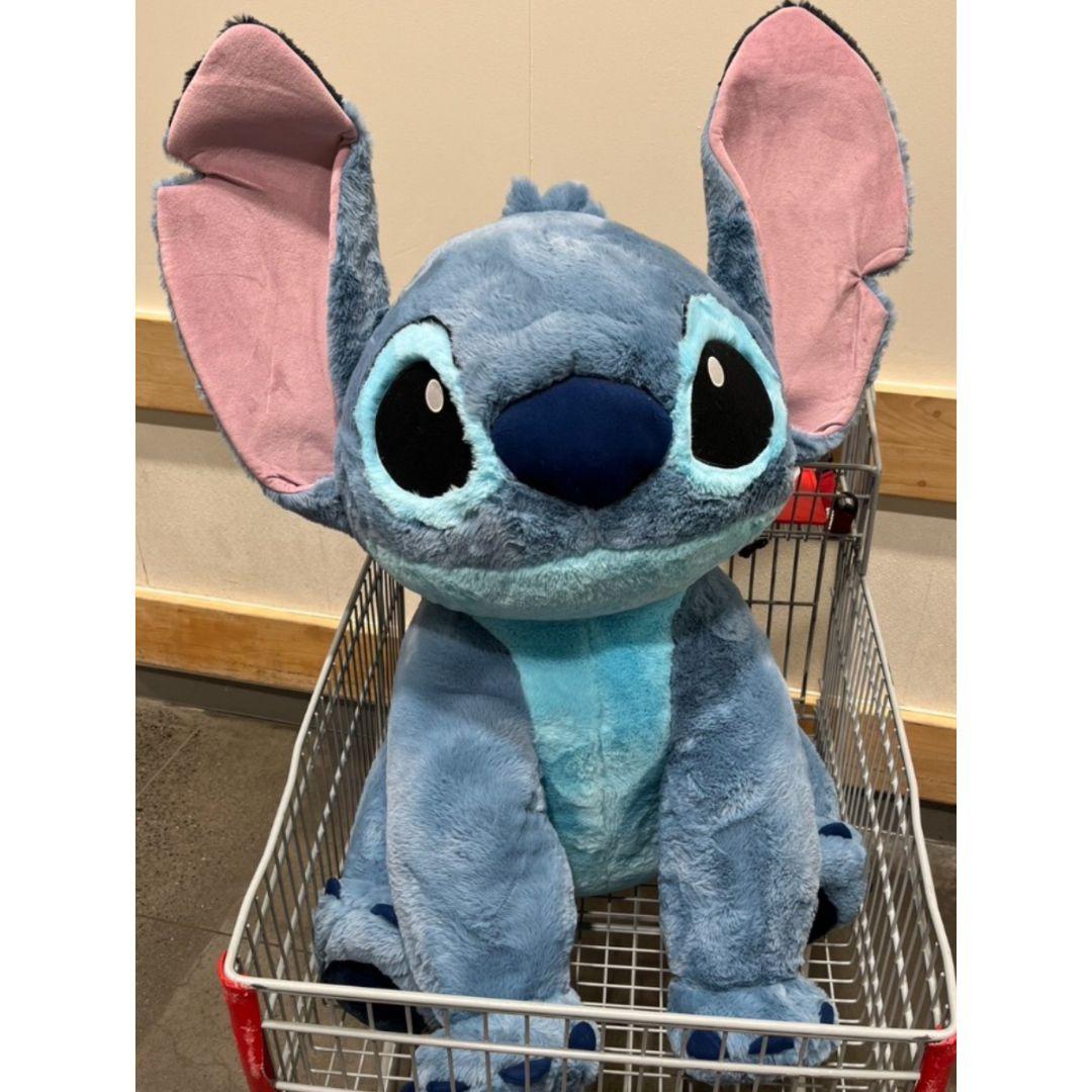 (新品) コストコ スティッチ 特大ぬいぐるみ コストコ」に巨大スティッチが登場！ でっかいカートがいっぱいになる