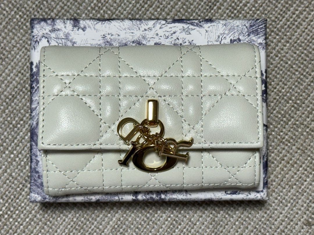 Diorホワイトキルティング二つ折り財布