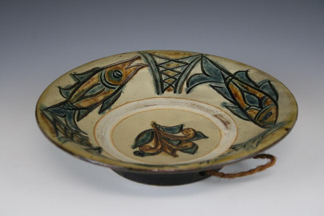 壺屋焼 人間国宝 金城次郎 作　海老魚文七寸皿（重ね焼）