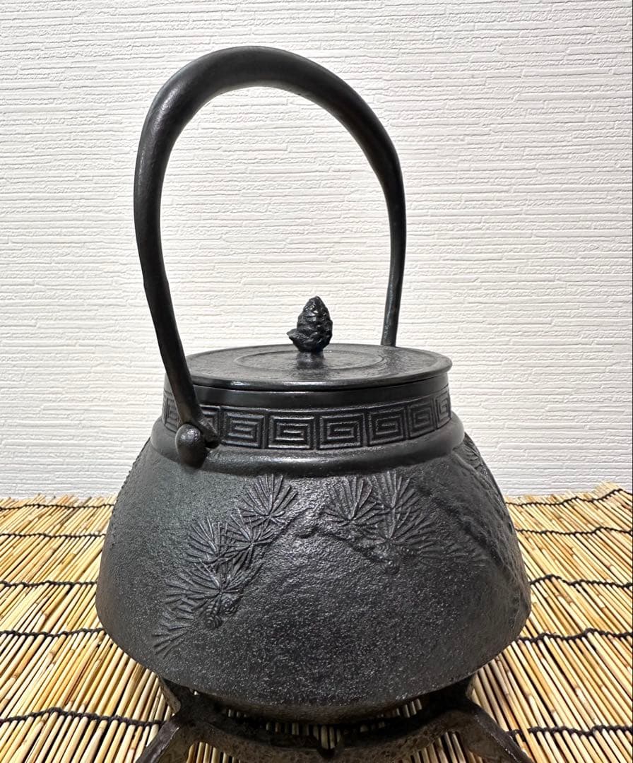 ほぼ未使用品、美品　南部長文堂 コシキ松　南部鉄瓶　南部鉄器　鉄瓶