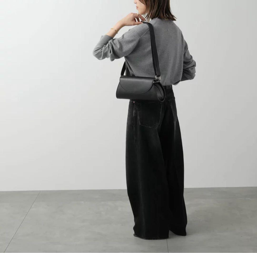 AULENTTI ブラックレザー ショルダーバッグ