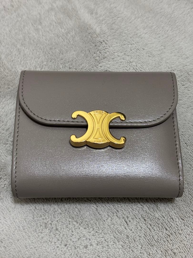CELINE コンパクト財布 Small Tri-Fold Pebble