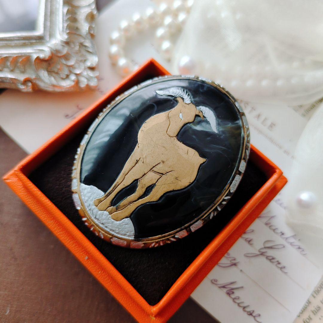 アキオ モリ 岩場に立つ山羊 ブローチ アカンサス模様 金蒔絵 水牛角