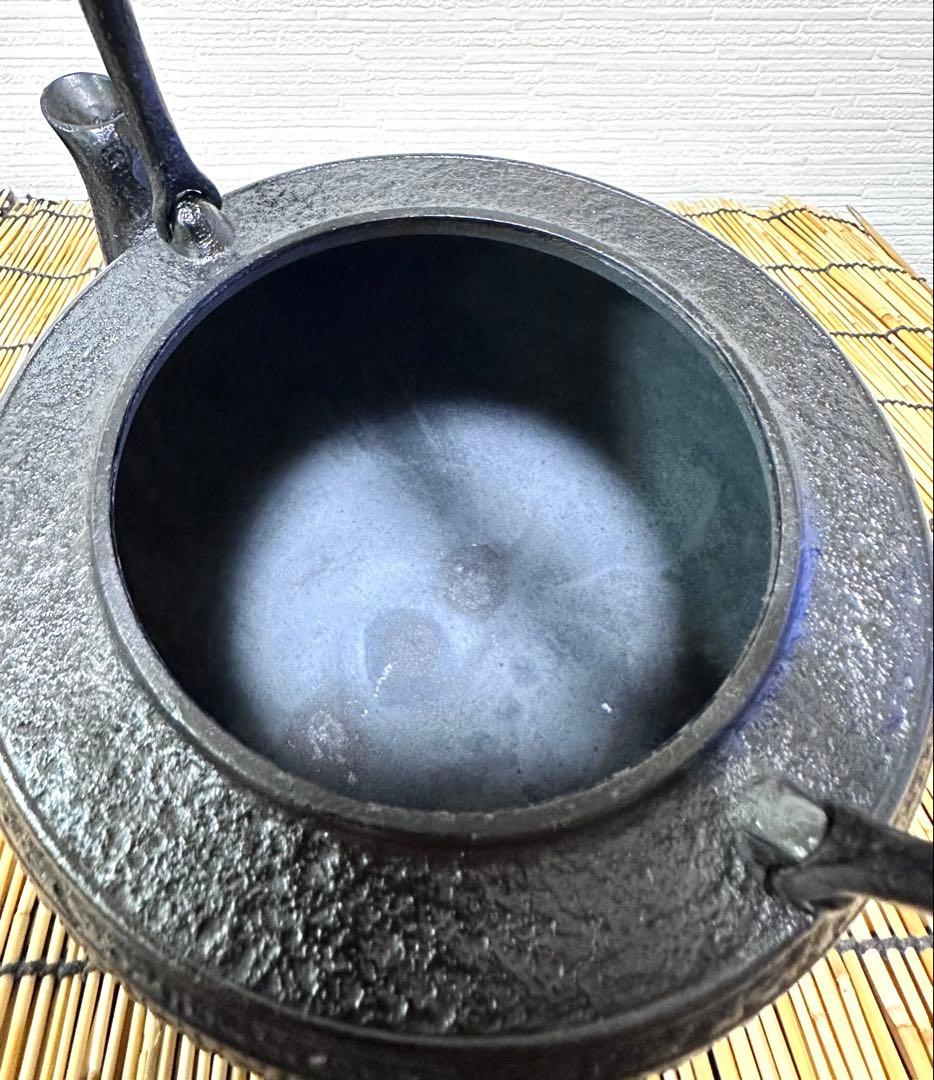 新品、供箱等付属品付 南部岩鋳四代目清末作 丸型肩付亀甲 鉄瓶台セット