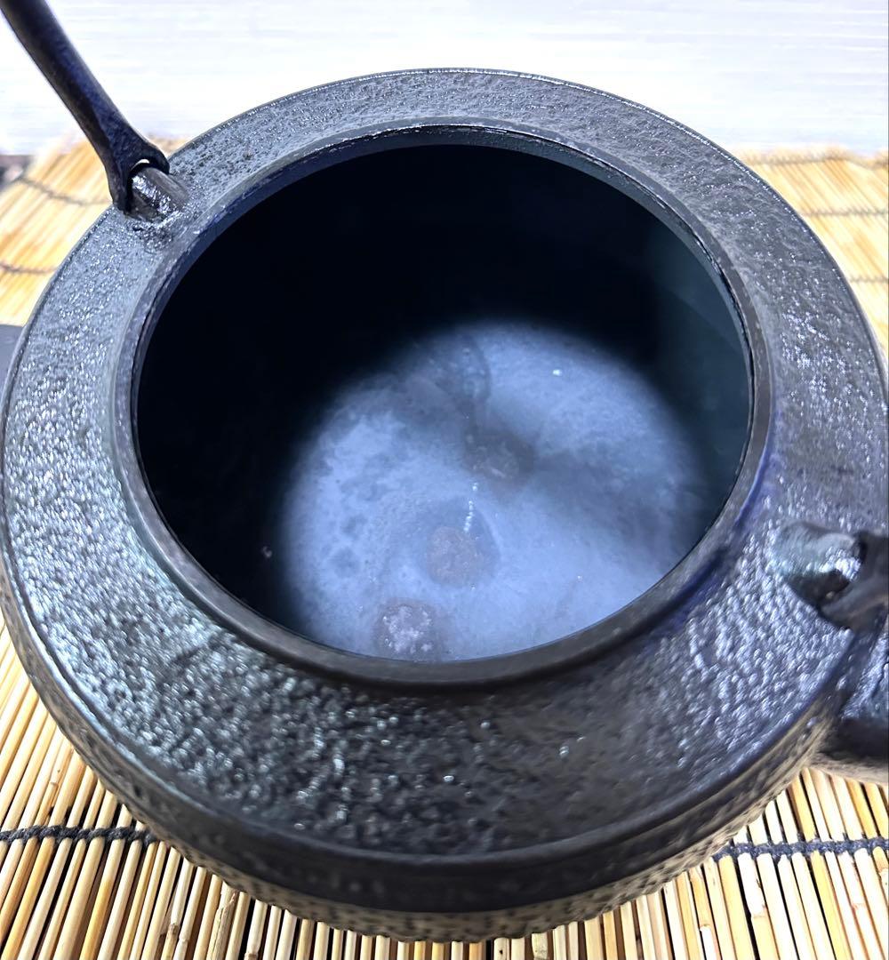 新品、供箱等付属品付 南部岩鋳四代目清末作 丸型肩付亀甲 鉄瓶台セット