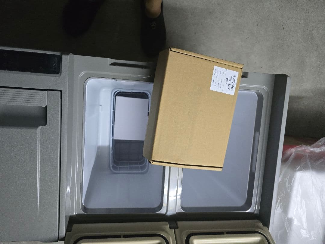 【新品未使用】車載冷蔵庫 SAMONIC 55L　バッテリー付き　カーキ色