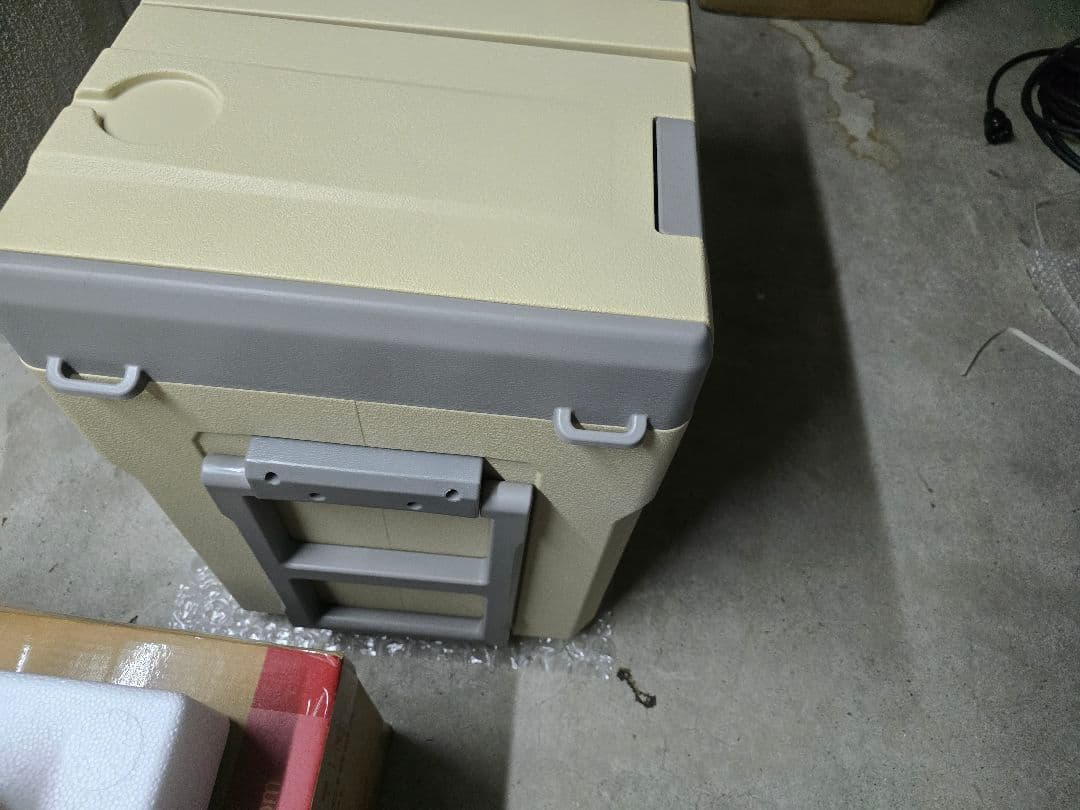 【新品未使用】車載冷蔵庫 SAMONIC 55L　バッテリー付き　カーキ色