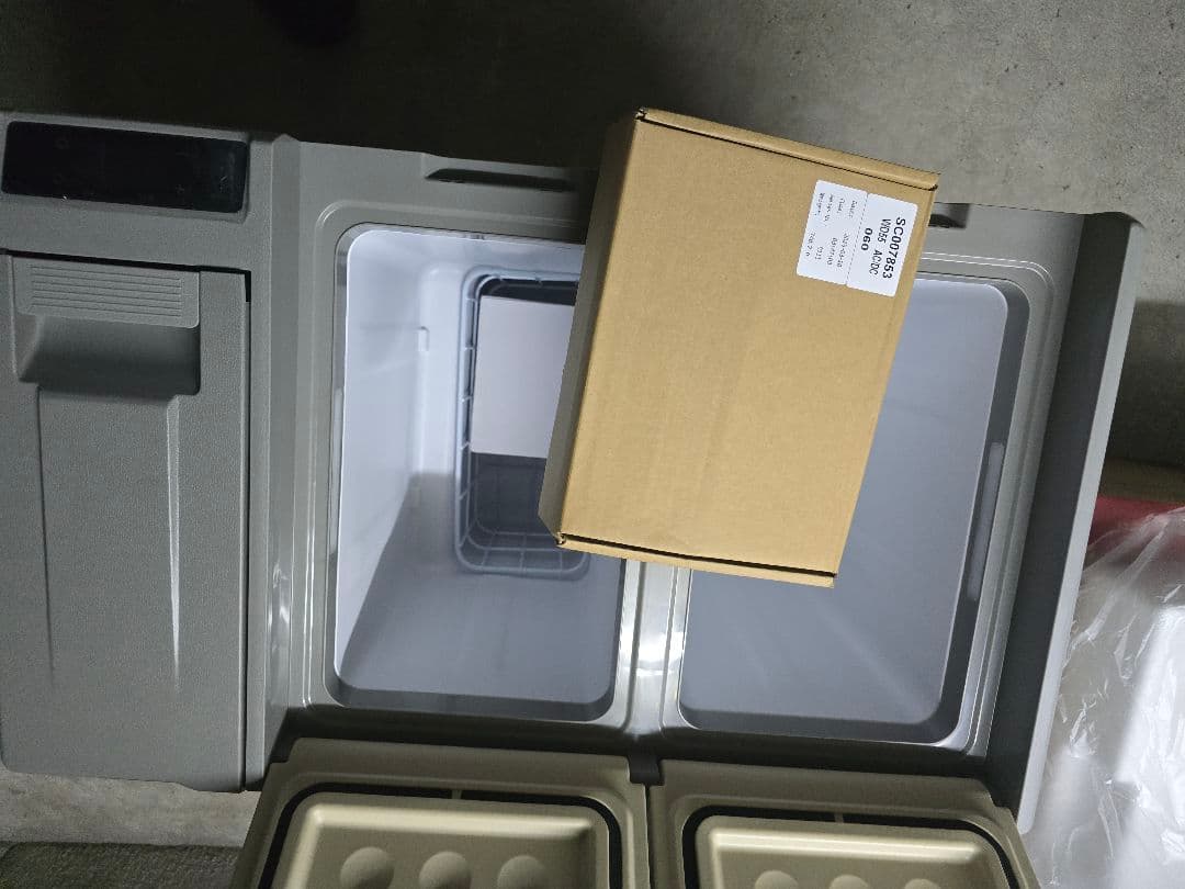 【新品未使用】車載冷蔵庫 SAMONIC 55L　バッテリー付き　カーキ色