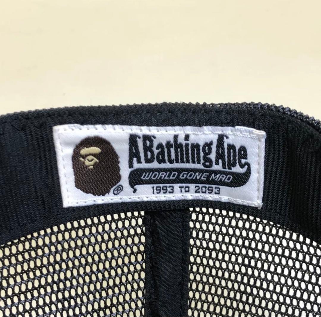 A BATHING APE トラッカーキャップ ホワイト/ブラックオンラ