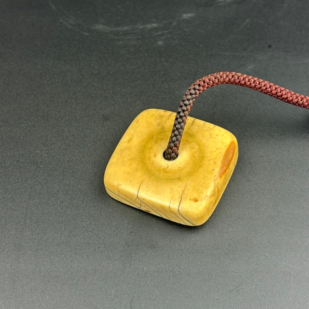 根付け 骨 四角形オブジェ 古美術 根付け茶色の紐付き 根付け 時代物