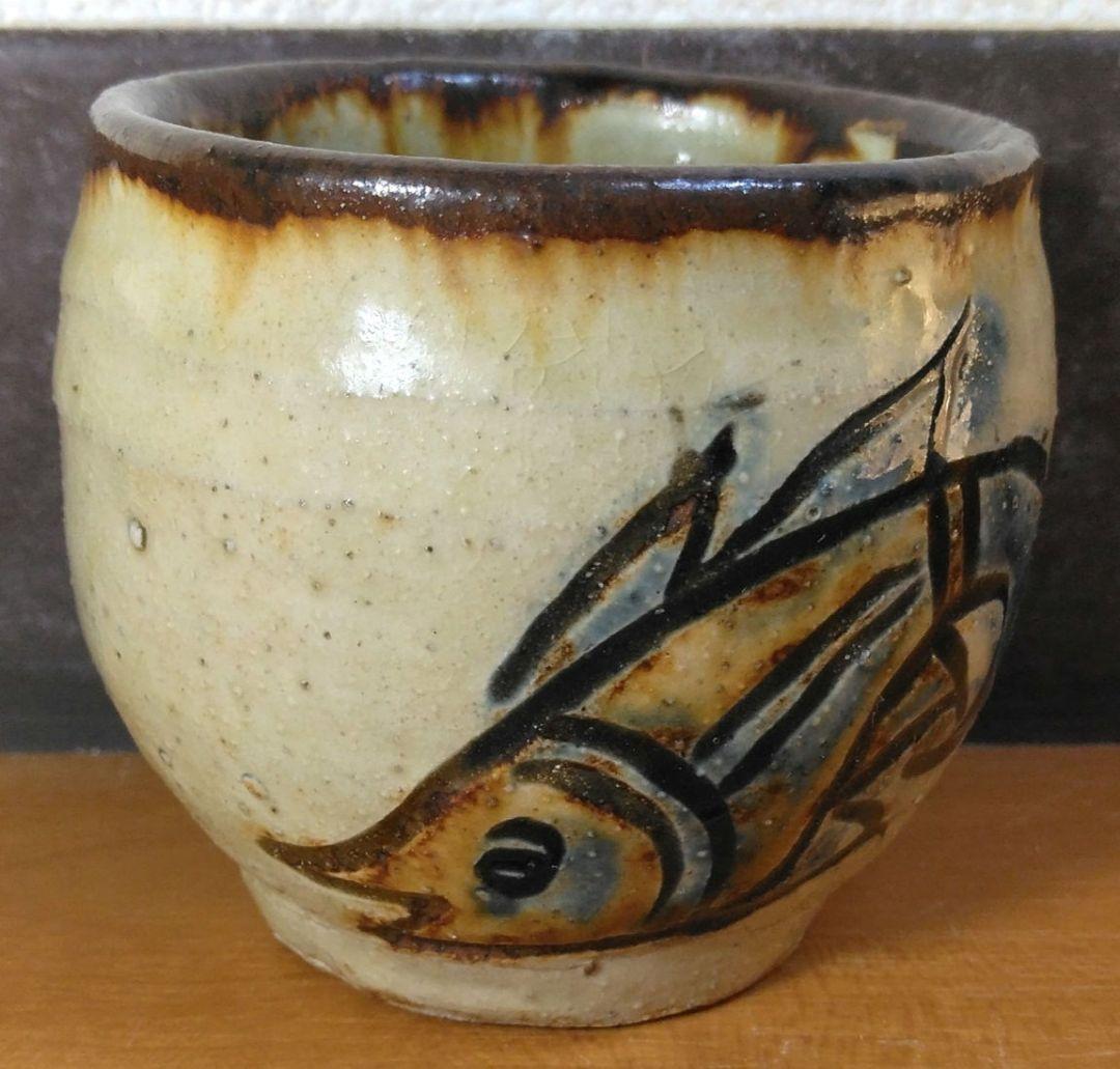 人間国宝 金城次郎 古酒呑 栞 共箱 無傷 壷屋焼 やちむん 希少笑魚二匹紋