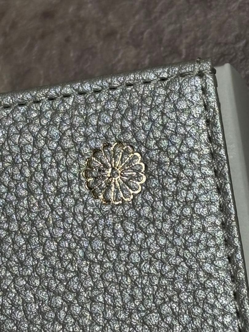 皇居 限定販売 新品 二つ折り財布 がま口タイプ シックなシルバー 菊の御紋