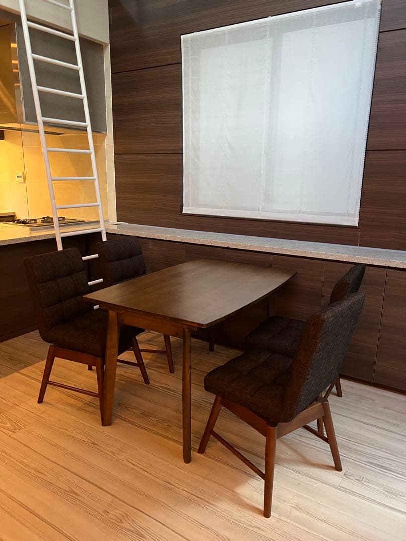 ダイニングテーブルと椅子4脚セット