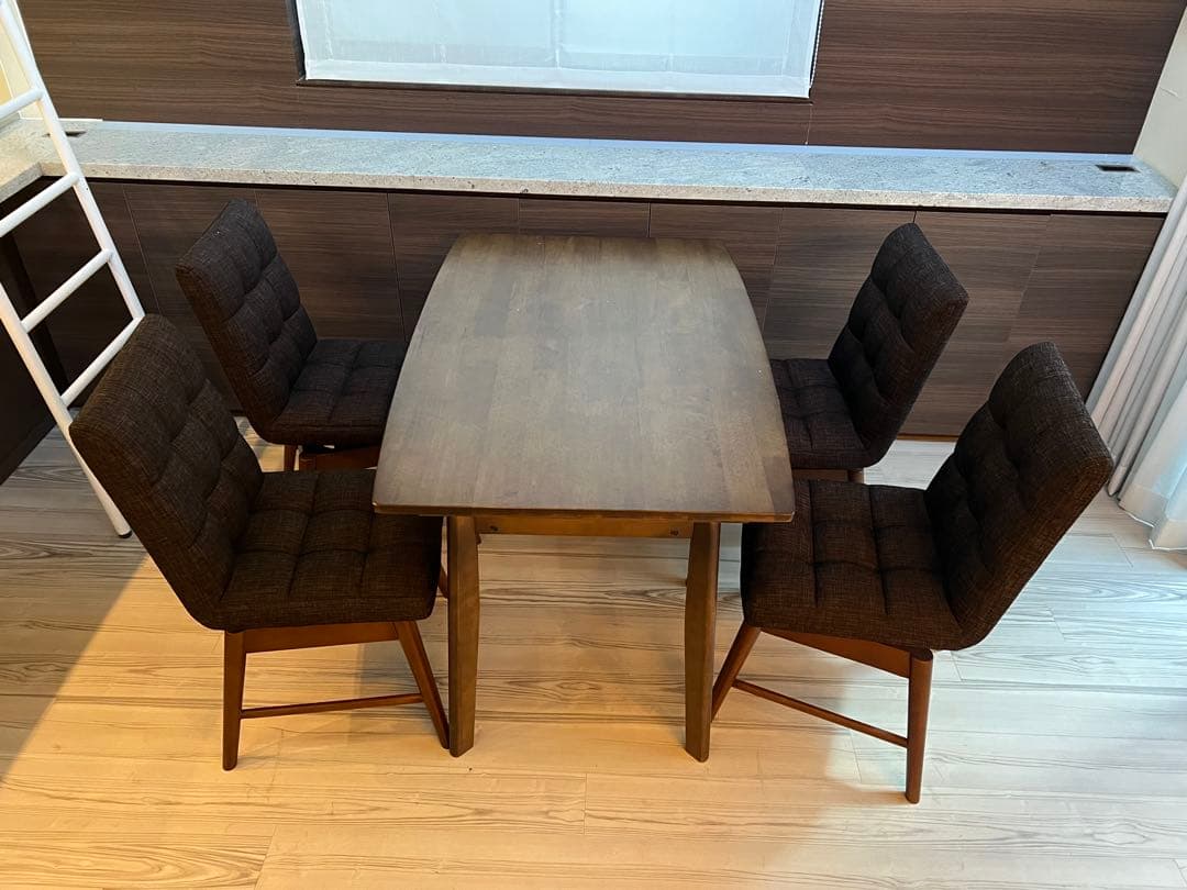 ダイニングテーブルと椅子4脚セット