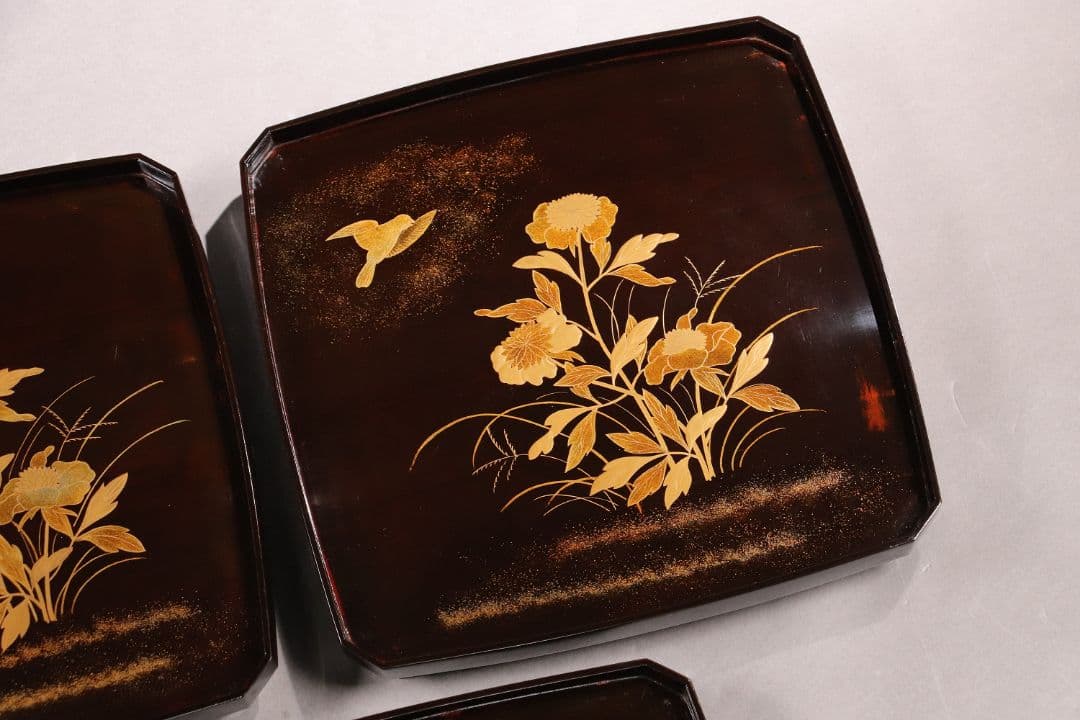 CH74 時代木製漆器 花鳥金蒔絵 黒塗吸物膳 五客 足付 隅切四方膳 盆 梨地