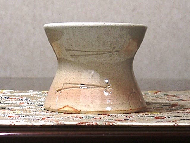 萩焼　表千家十三世即中斎宗左花押　松葉　蓋置　無傷　保護箱。