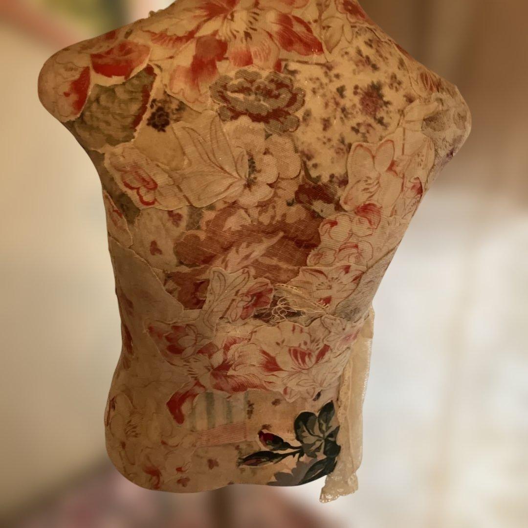 根付 竹の子に止まりバッタを見つめる猿の姿をしている根付 2025年最新