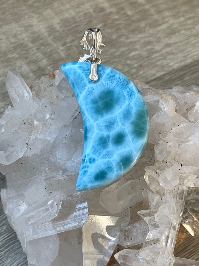 天然石高品質！ラリマー大きめ月型ペンダントトップシルバーお魚