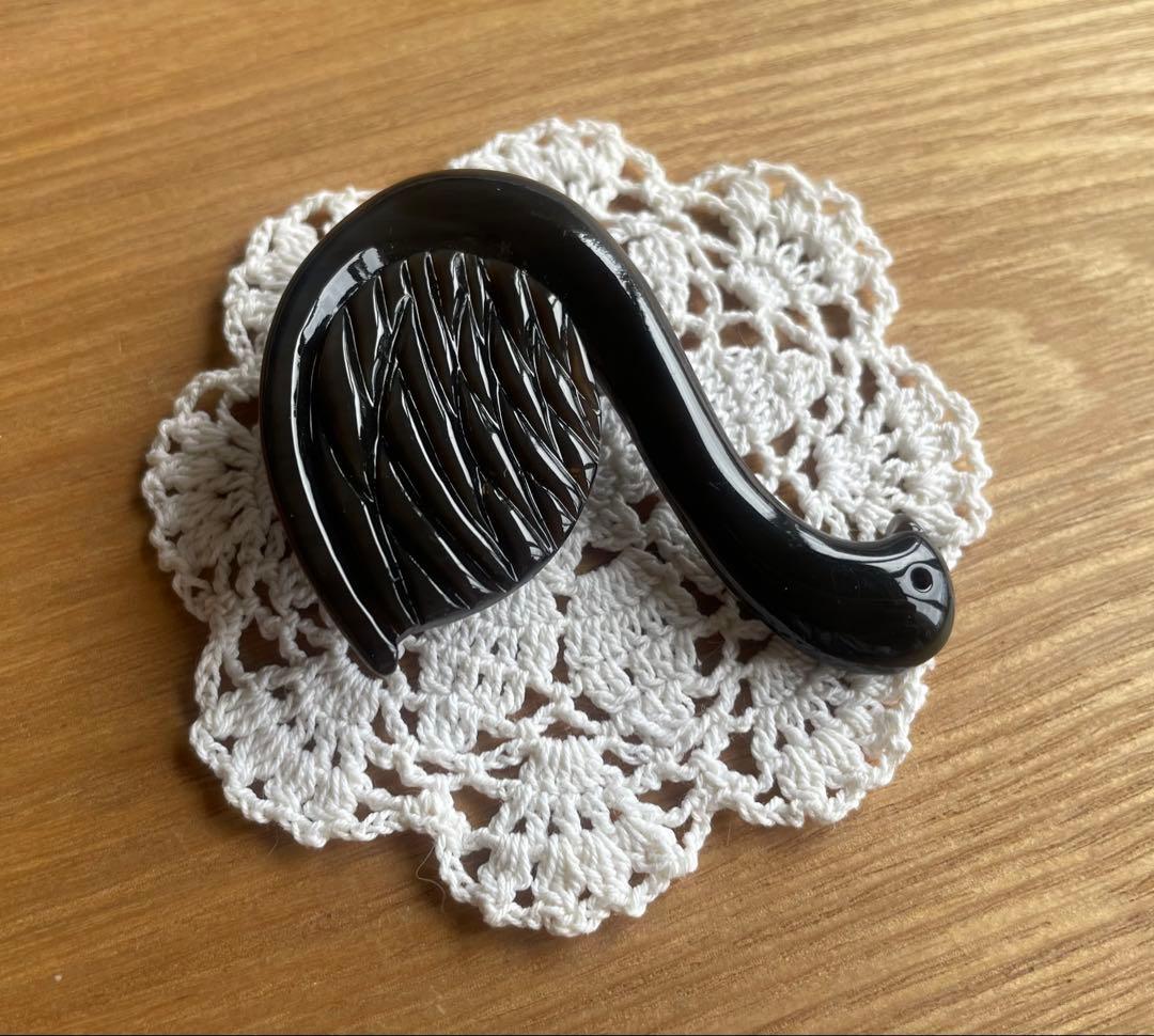 Sally Scott 黒鳥 水牛の角 ブローチ