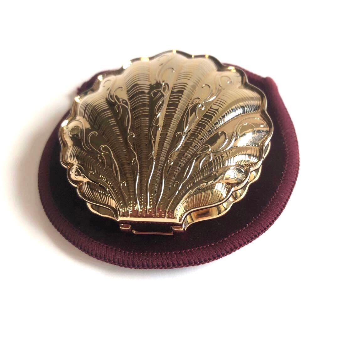 ☆レ・メルヴェイユーズ　ラデュレ貝殻コンパクトケース　フェイスパウダー付き