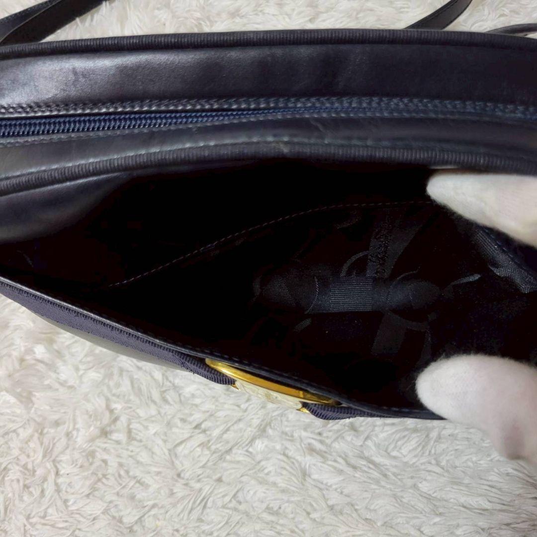 美品✨　サルヴァトーレフェラガモ　ショルダーバッグ　ヴァラリボン　ガンチーニ　紺