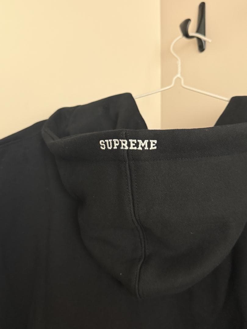 グレーのフルジップパーカー、刺繍のSロゴ付き