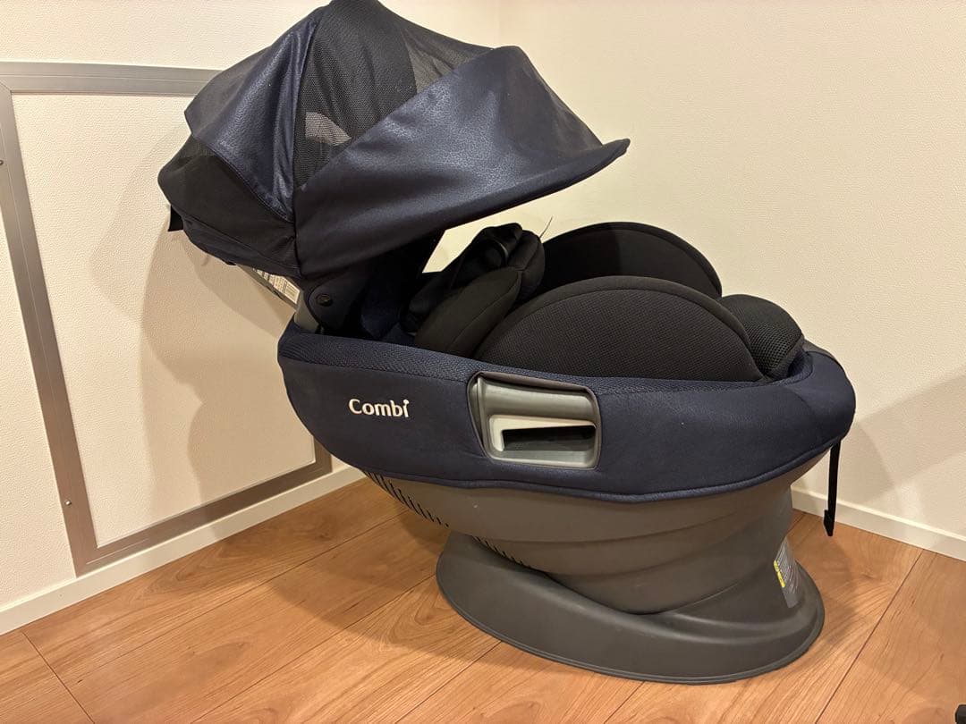 【美品、ベース付き】Combi チャイルドシート