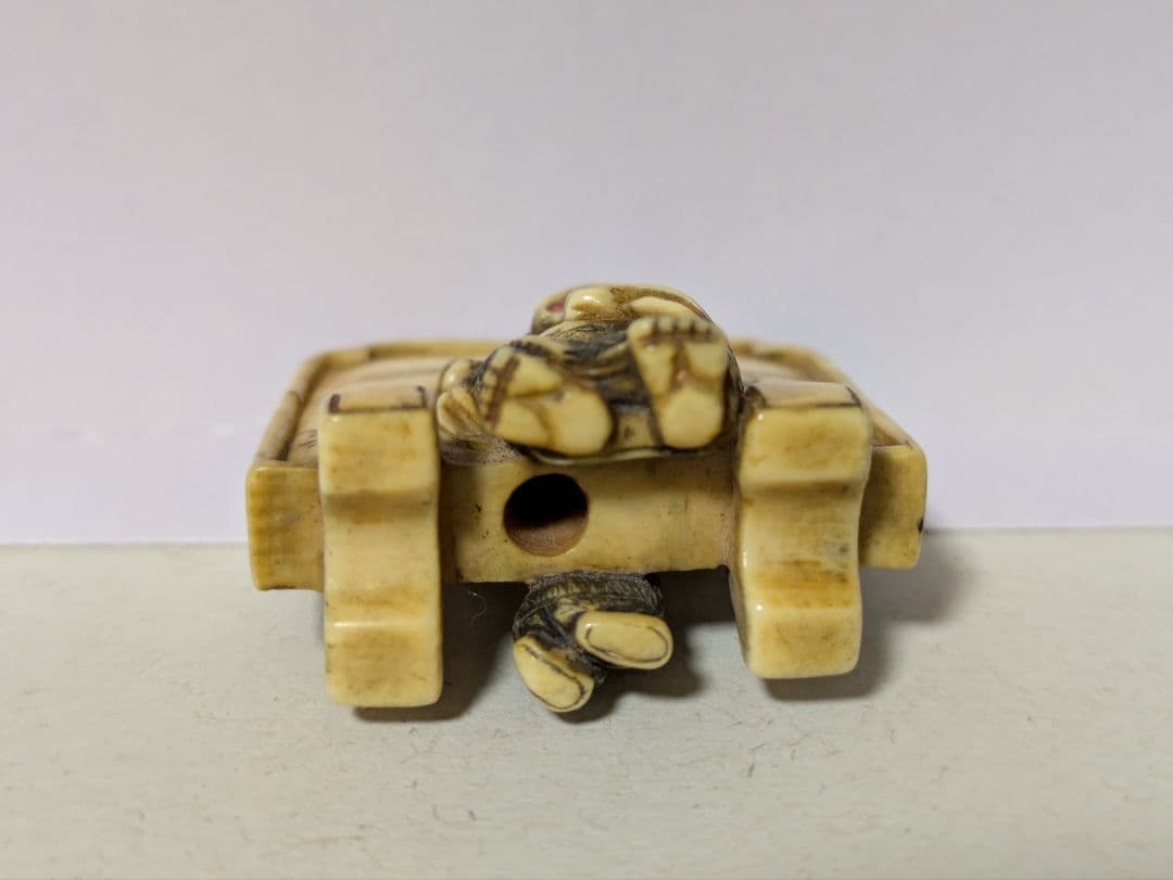 銘あり】時代物 根付 書を嗜む老人 牙 骨素材 骨董 精密彫刻 28g 2026