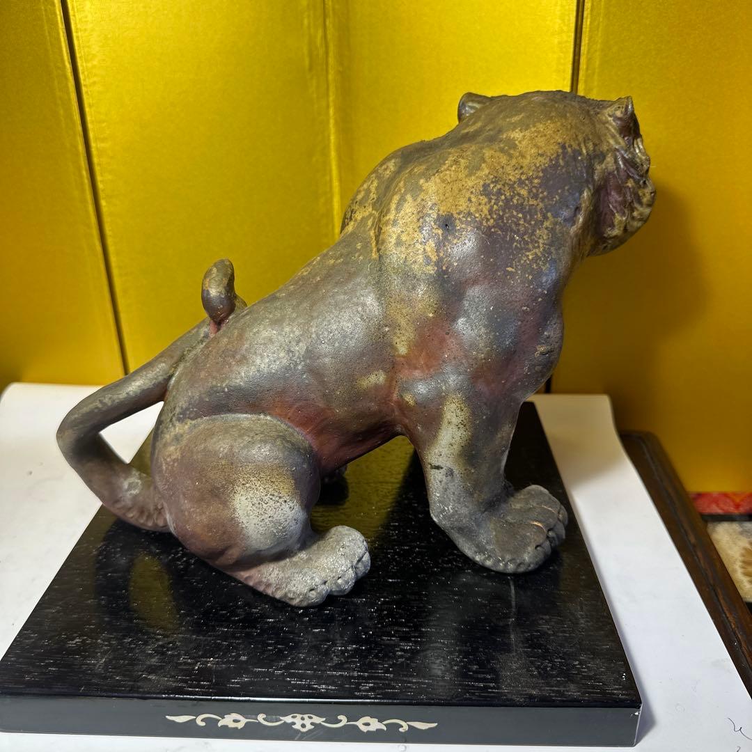 備前焼，虎，獅子，鈴木黄弌，備前焼虎の彫刻 黒い台座付き - メルカリ