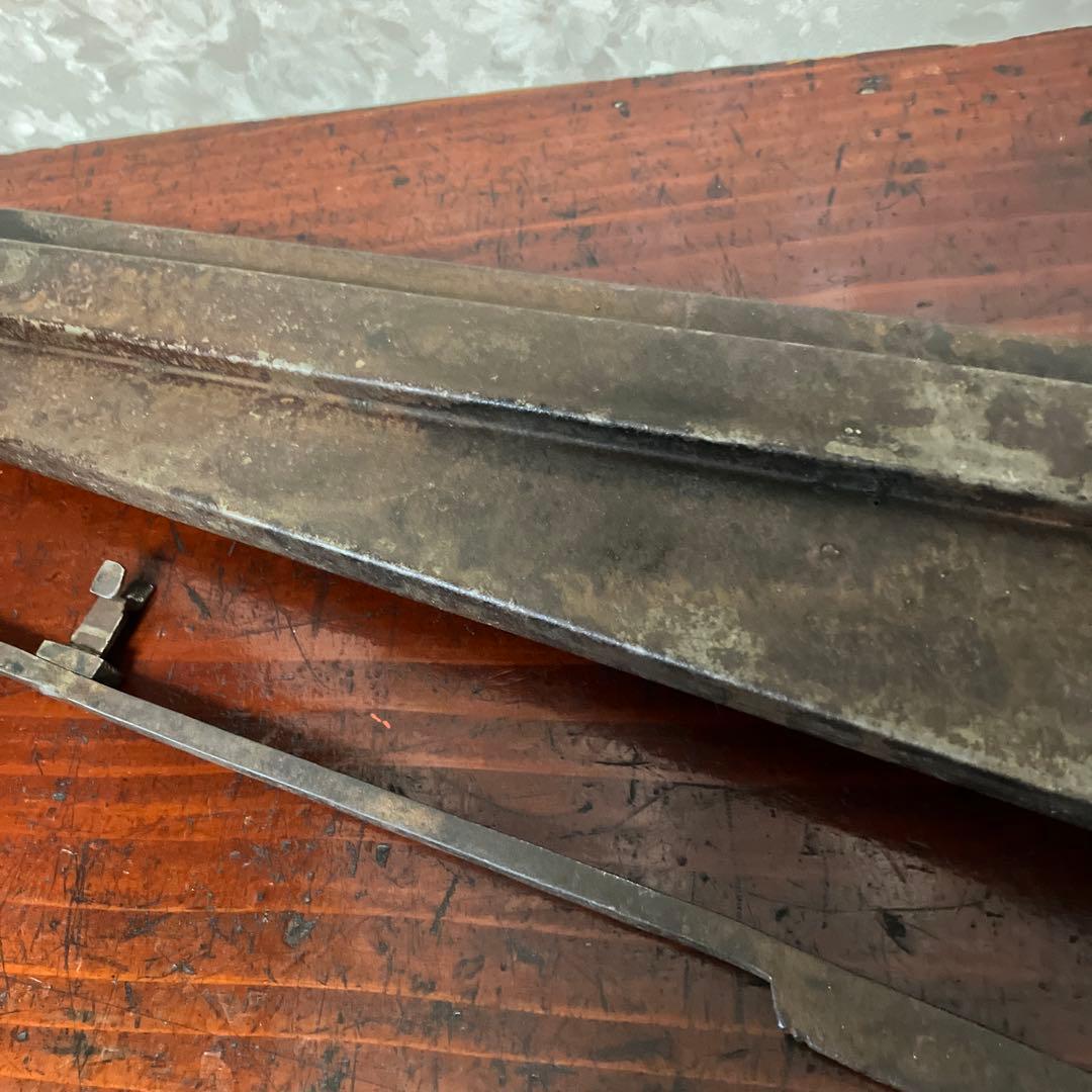 古い特大の錠前と鍵と思われますが果たして？ THE・鍵穴」…なアンティーク