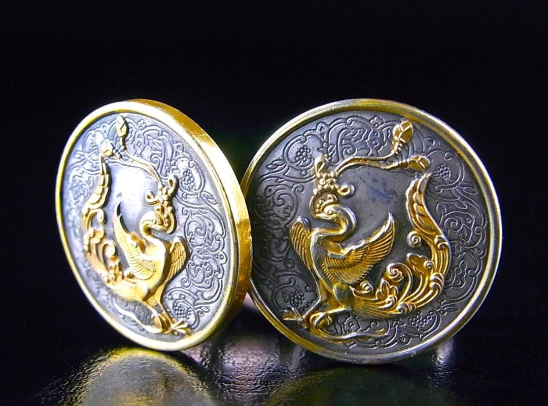 【 E090 】 超名品　人間国宝　鍛金師　奥山峰石作品　金鍍金鳳凰之図銀製手釦