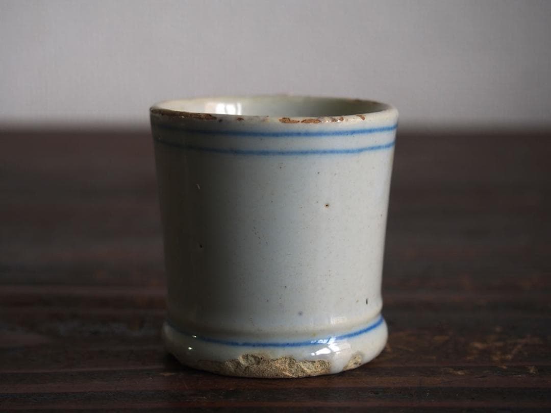 白に青いラインの小さなカップ マニセス 陶器 スペイン古陶/K282