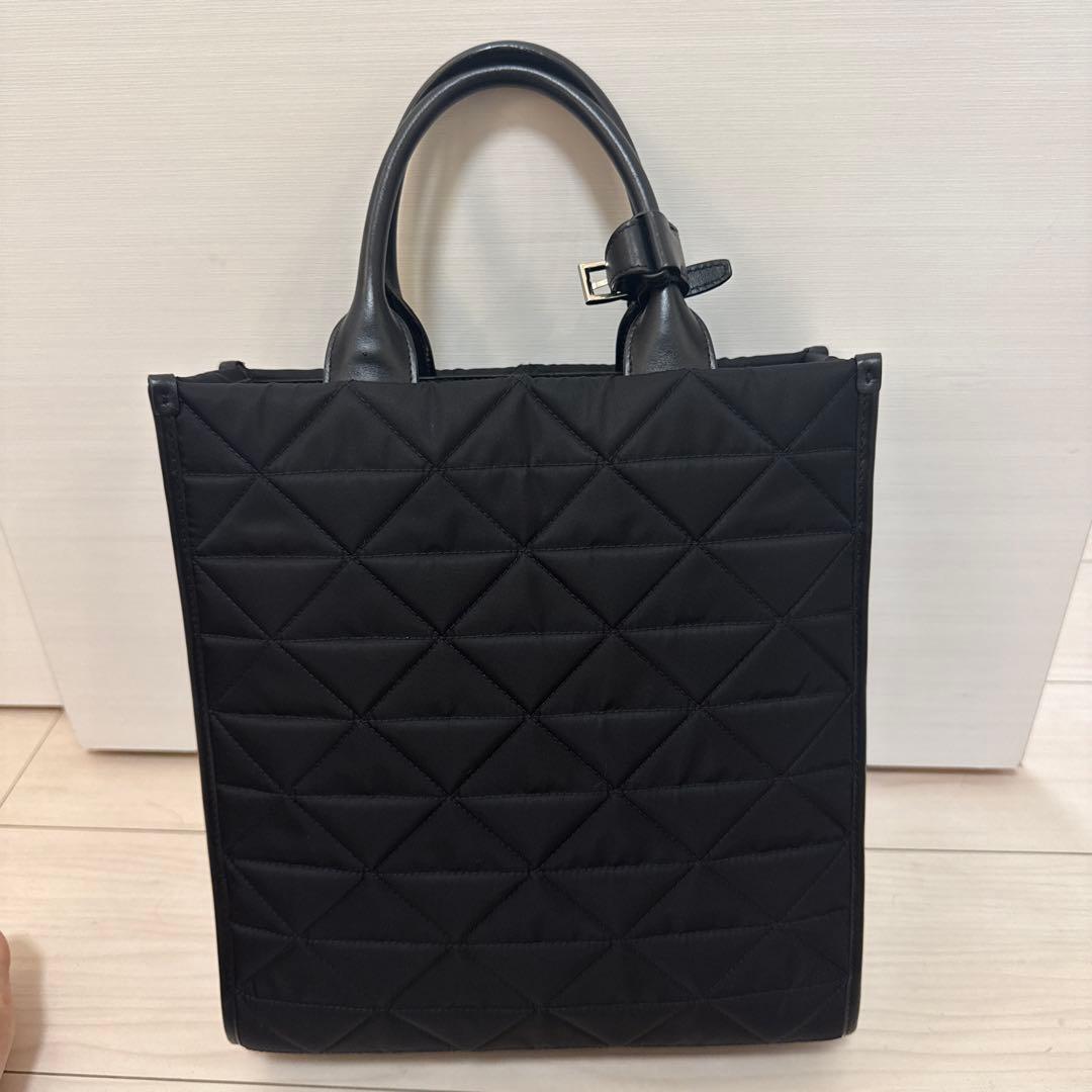 PRADA ブラック キルティング ハンドバッグ