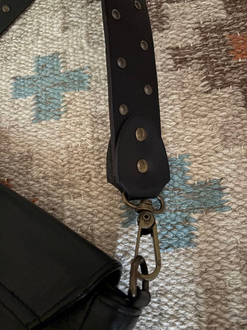 SOUS LES PAVÉS ブラックショルダーバッグ　フランス　カエル