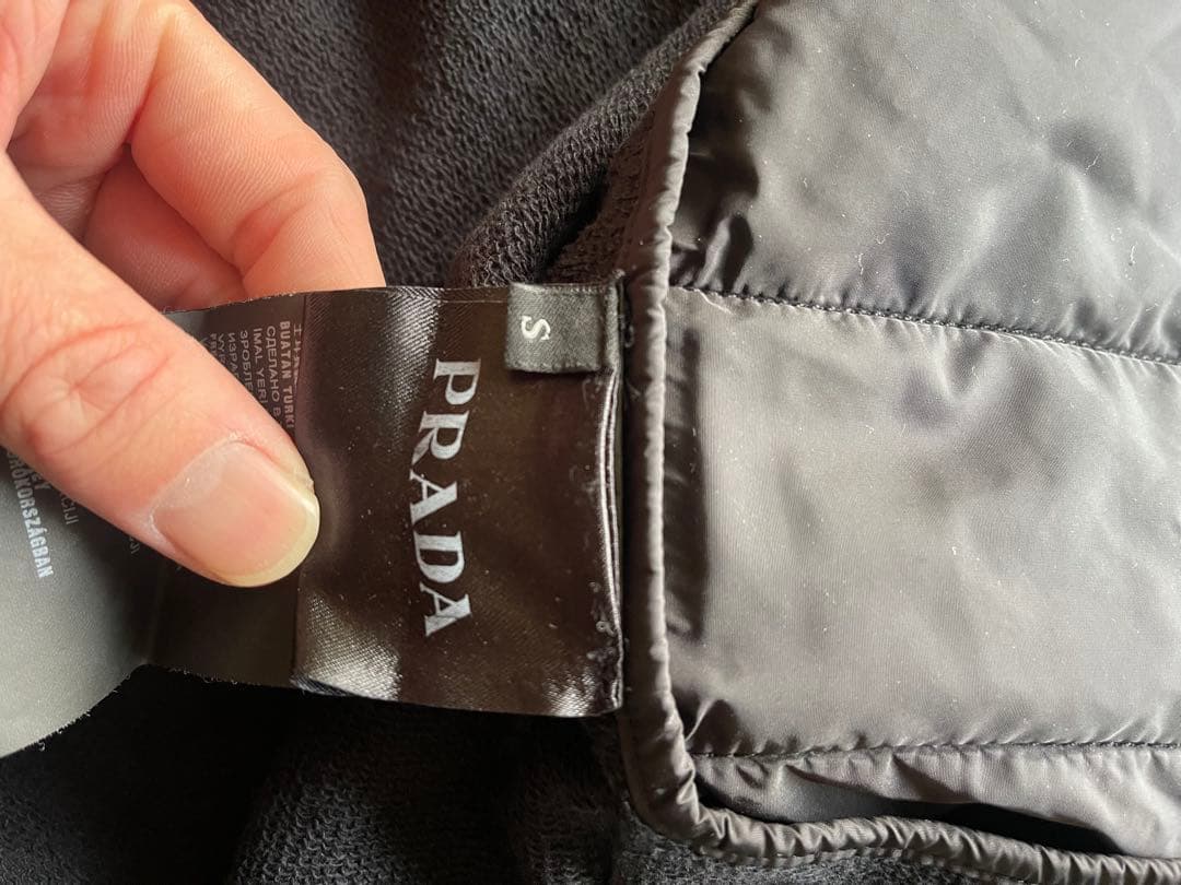 PRADA フード付きブラックジャケット