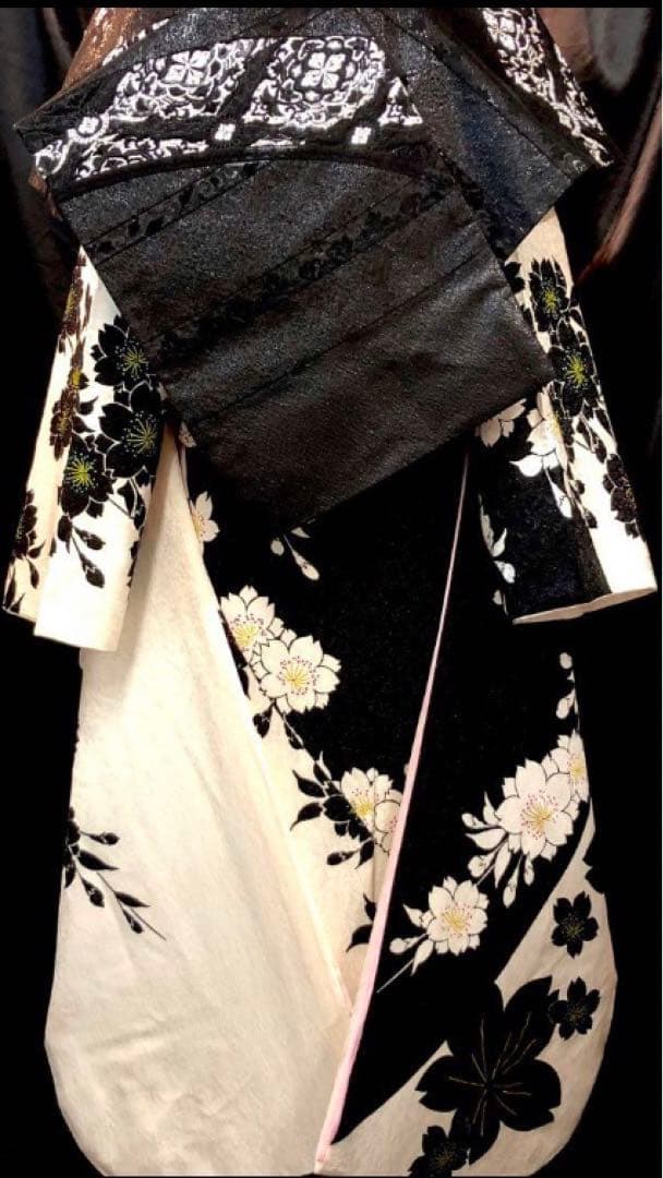 美品】モノトーン 桜模様 正絹振袖 成人式