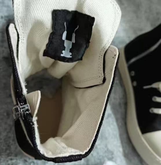 ハイカットスニーカー 黒 ジッパー付き