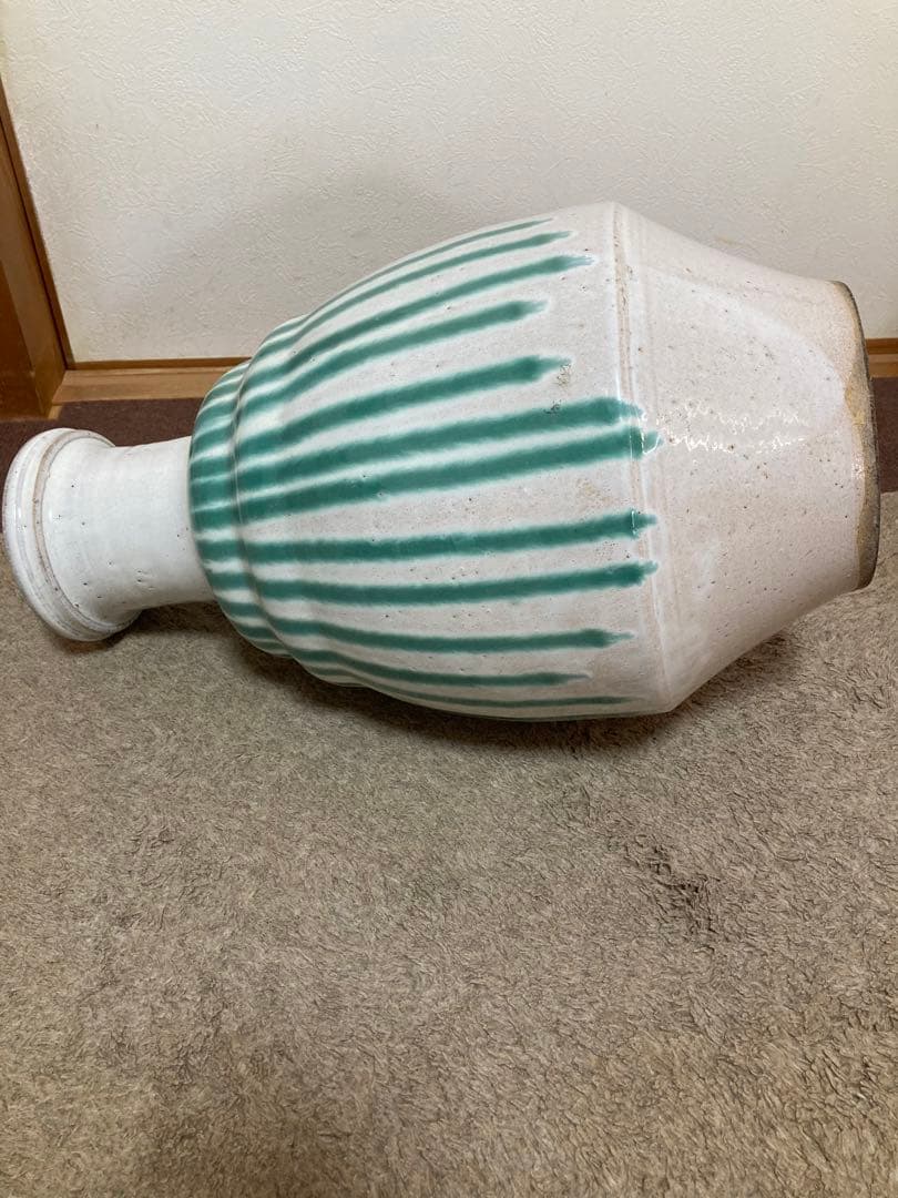 壺　すだれ壺明治期の作品アンティーク新品です。信楽焼です。大きな壺です。